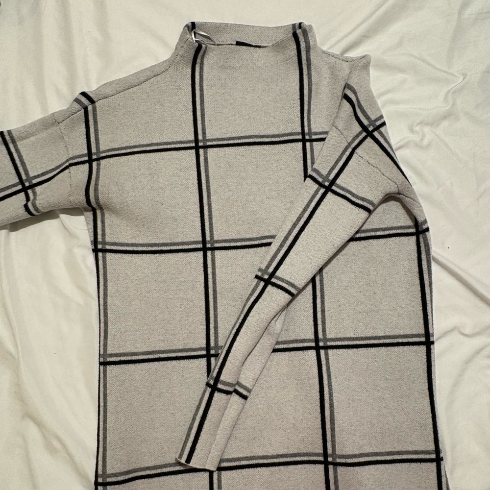 Elegant Cream Checkered Turtleneck Sweater